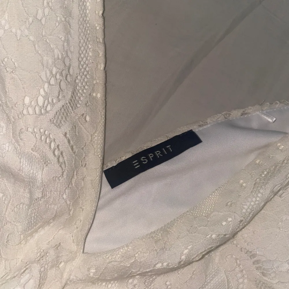 Supersöt studentklänning från Esprit! Endast använd en gång, så i toppen skick🤩. Mekot.