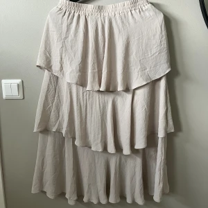 Volangkjol - Otrolig volangkjol i beige från Gina Tricot. Välanvänd men fortfarande fint skick. 