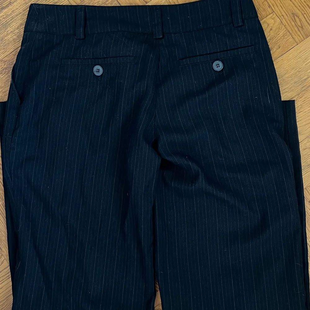Jättefina kostymbyxor blå randiga lågmidjade jättefin skick 😍. Jeans & Byxor.