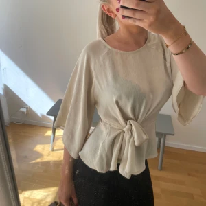 Blus  - Samma blus som jag sålt innan fast i vit! Super super snygg!!💕