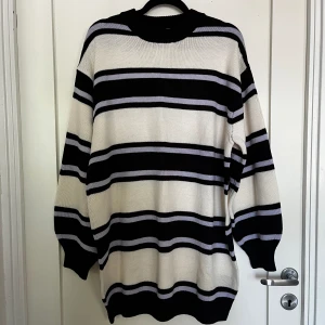 Stickad klänning från H&M - Stickad klänning från H&M. Storlek: M Den är oanvänd och alla lappar är kvar Nypris: 299