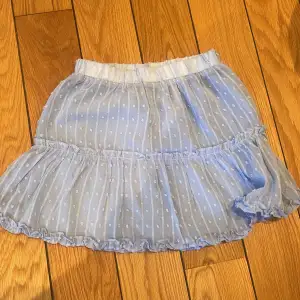 En kort ljusblå kjol i storlek S som är super fin till sommaren. 