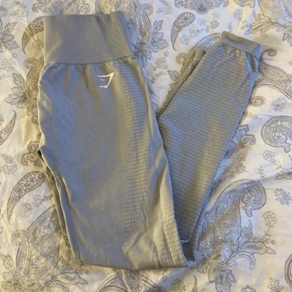 Säljer mina gymshark tights då jag har för mycket träningskläder och de bara tar plats. Lappen för storleken är borta men gissar mellan S/M🫶. Jeans & Byxor.