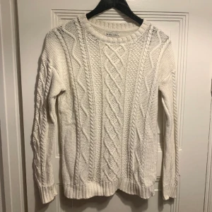 Tröja - Vit tröja från Bershka. Storlek M. Använd men i gott skick. 