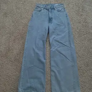 Blå vida jeans från Monki som är jättefina!💗