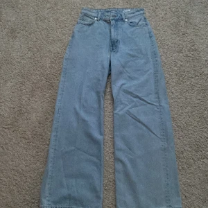 Jeans - Blå vida jeans från Monki som är jättefina!💗