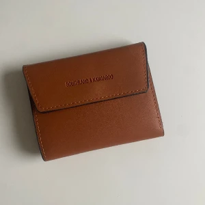 Korthållare/plånbok - Fin korthållare/plånbok i brun skinnimitation, helt ny!