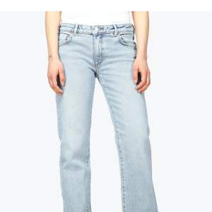 Helt oanvända Neuw ljus blåa jeans, använda en gång. Säljer för att ja har för många jeans. Storlek 24. Köpt på jeans bolaget för 1300 kr. Skriv om ni vill ha mera information🥰