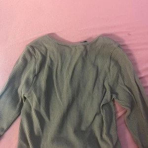 Brun XS/S fin croptop  - En croptop dom tyvärr inte passa mig men säkert kommer passa någon annan. Väldigt strechy och varm matrial. Använts bara 1 gång för provning. Priset jag köpte för var 150kr 