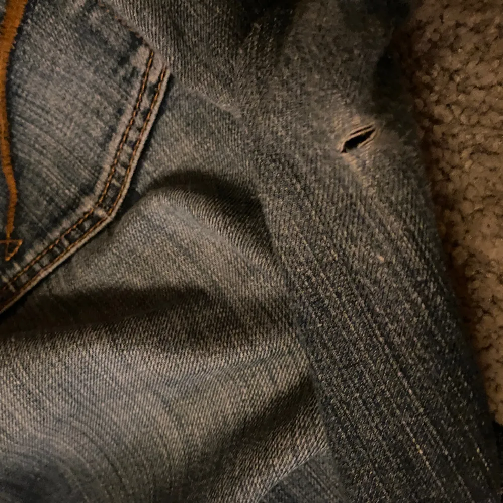 säljer dessa skitsnygga jeans i storlek S! bra skick förutom ett jättelitet hål som lätt går att sy igen! . Jeans & Byxor.