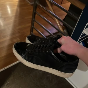 Lanvins skor - Säljer mina mycket eftertraktade lanvin skor i toppen skick. Storleken är 42 men passar 1,5 storlek upp och ner. Priset kan diskuteras vid snabb affär