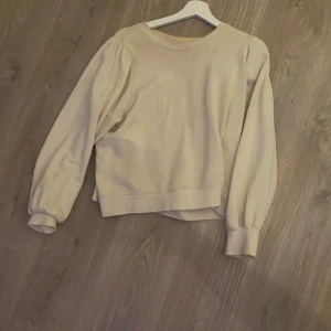 Tröja Kappahl  - Säljer en ljus beige tröja från Kappahl som är sparsamt använd. Tröjan har storlek L