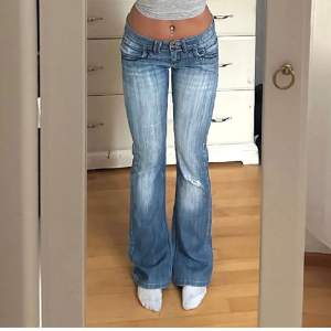 Lågmidjade vintage jeans från yesyes 🫶🏼 Byxorna är 40 cm rakt över midjan, innerben 83💗 