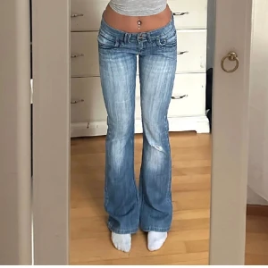 Lågmidjade jeans  - Lågmidjade vintage jeans från yesyes 🫶🏼 Byxorna är 40 cm rakt över midjan, innerben 83💗 