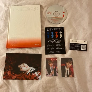 ENHYPEN - Dark Blood (NEW version) - Inclusions: Photo book, CD, stickers, weverse code, Jungwon postcard, Sunoo photocard, Sunghoon photocard, liten group poster + lyrics på baksidan Köpt för: 370 kr