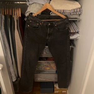 Levis 501 jeans - Tjena, säljer nu mina tidlösa Levis 501 jeans pga att de inte passar i längden längre! Skick 9/10 som nya inga defekter. Snygg mörkgrå färg! Nypris ligger på 1100 mitt pris 349! Skriv privat för frågor och funderingar! 