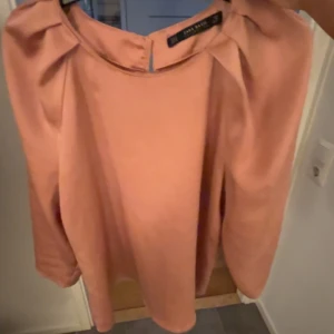 Zara blus - Säljer denna jättefina rosa blusen från zara! Säljer för de inte är min stil💕 inga defekter 💕