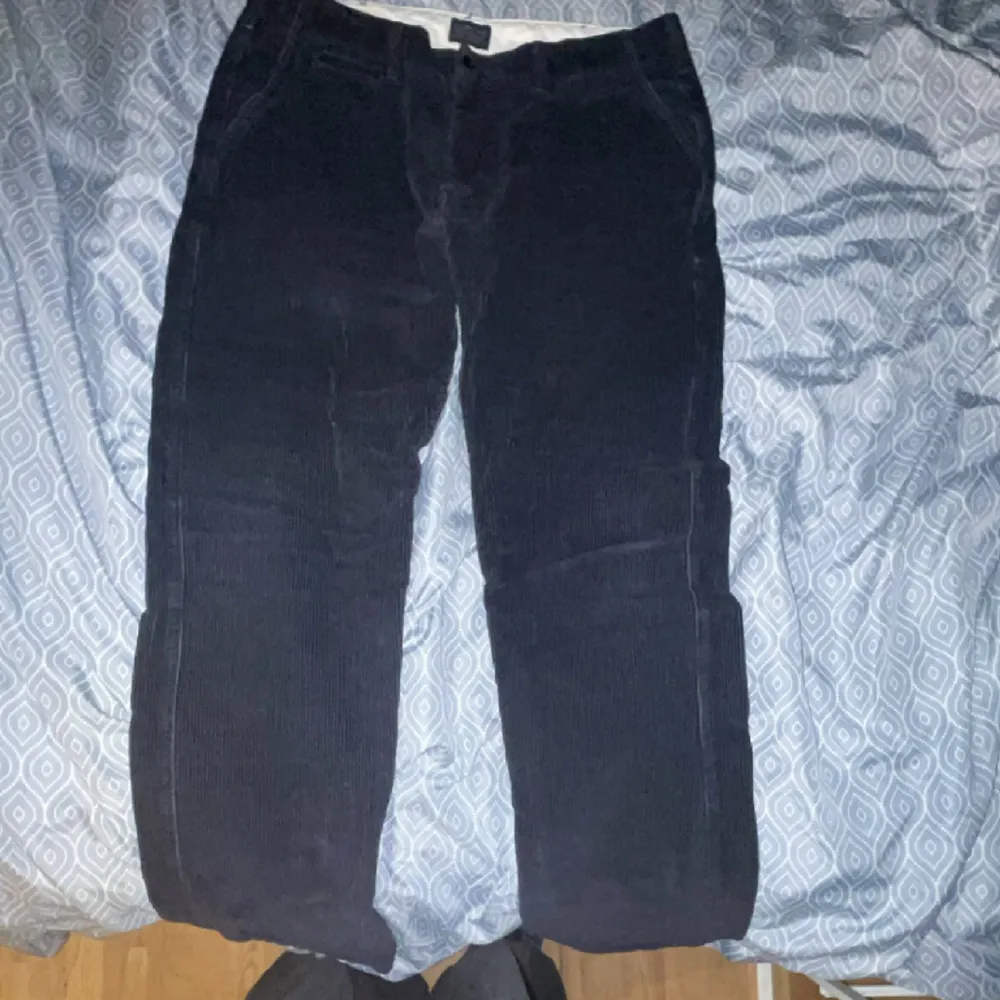 Vintage Levi’s svarta cord pants storlek 34 dom är rätt så varma vilket är perfekt till vintern priset kan diskuteras . Jeans & Byxor.