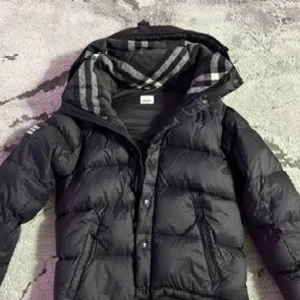 Burberry jacka/väst M - Hej har köpt en burberry jacka, väst men som är liten på mig. Har använt den 1gång nyskick. Man kan ta bort armarna så det blir till väst. Storlek M/S är armarna är korta