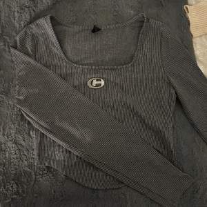 Ribbad långärmad tröja med snygg detalj i mitten, påminner lite om diesel topparna. Helt oanvänd, storlek xs/s