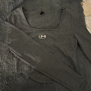 Långärmad tröja  - Ribbad långärmad tröja med snygg detalj i mitten, påminner lite om diesel topparna. Helt oanvänd, storlek xs/s