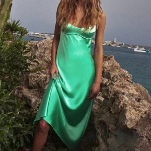 Ljusgrön satinklänning från zara - Supersupersöt klänning från zara som tyvärr inte kommer till användning! Endast använd och tvättad 1 gång, så i jättebra skick! 💕 (Köptes för 499kr)