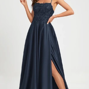 Balklänning - Mörkblå balklänning från JJ’s house. Insydd i lännryggen och uppsydd då den förut hade ett litet släp. Jag betalade ca 2700kr inklusive pris hos skräddare. Kan skicka bilder och mått privat💕💕 Priset kan diskuteras💕