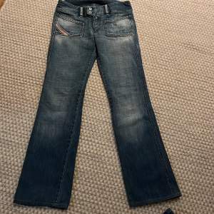 Low waist jeans diesel blåa lite utsvängda 