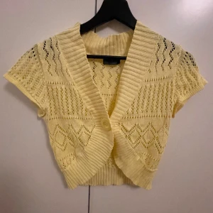 Gul kort kofta - Gul kortärmad kofta.