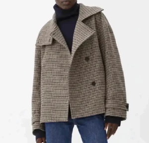 Kappa  - Säljer denna fina jacka från Arket då den inte kommer till användning längre. Bra skick!  Storlek 40 men passar S/L