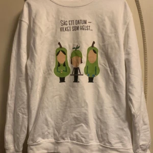 Tjocktröja med fruktgubbar - Skön oversized tjocktröja från en lokal butik. Trycket är något slags svenskt internskämt antagligen baserat på något tv program, har dock inte koll alls... Sprillans ny och har inte kommit till användning. 
