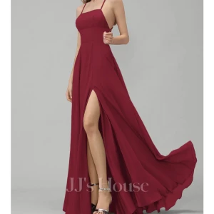 Balklänning - Säljer denna jättefina balklänning😍 Köpte två olika storlekar så denna är helt oanvänd! Säljer även den andra i xs, som har några defekter, såklart till ett billigare pris🙌 hör av er om ni är intresserade💕