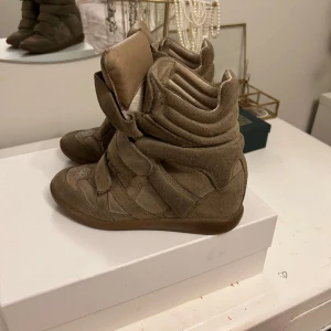 Isabel Marant skor  - Super fina Isabel marant skor i storlek 39med dustbag, hör av er om ni vill ha fler bilder😊