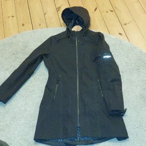 IlseJacobsen Raincoat - Ilse Jacobsen Raincoat. Som ny. Strl 40. Softshell med fleecefoder. 