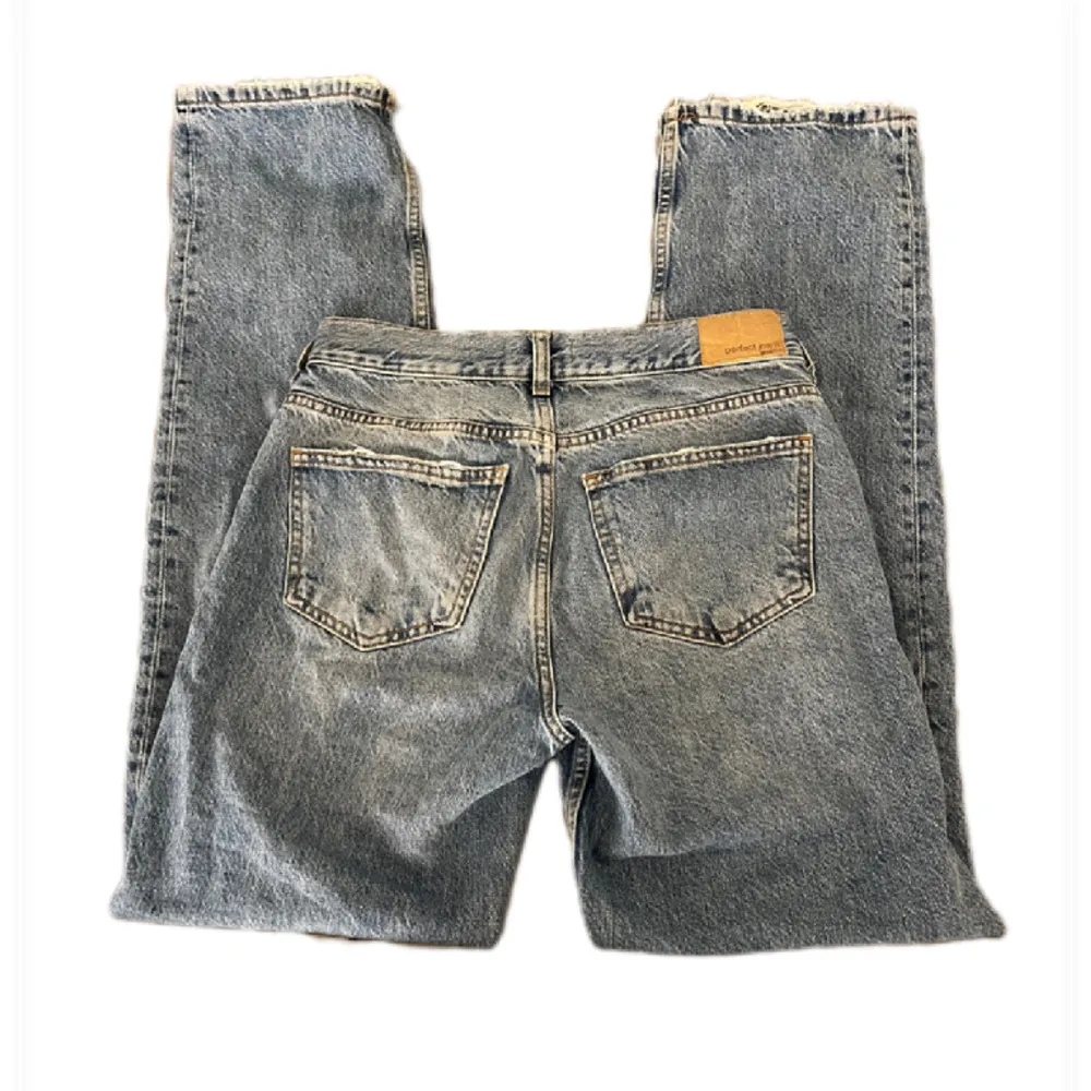 Passar mig som är 165 lång, knappt anväda, passar xs-s. Jeans & Byxor.