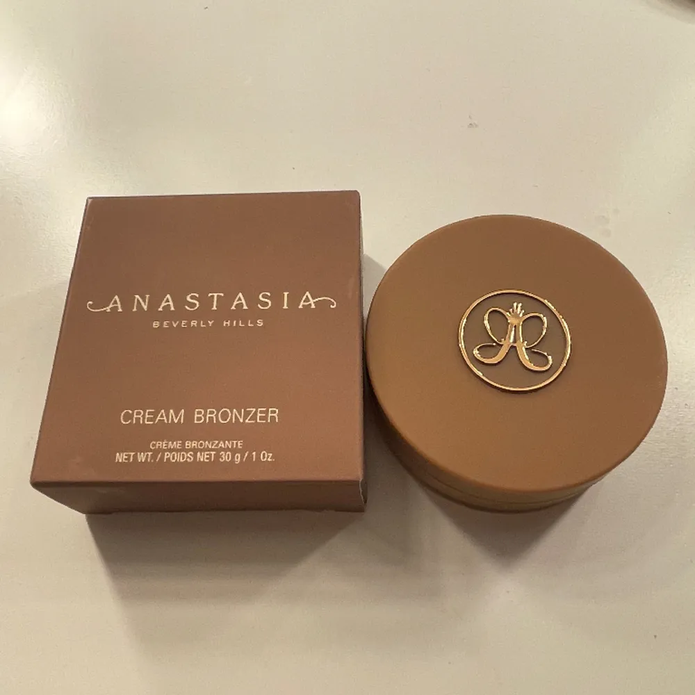 Anastasia cream bronzer i färgen amber. Bara testad en gång köpte på kicks för 355kr säljer för 300kr❤️. Övrigt.