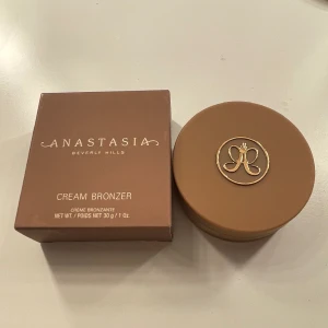 Anastasia cream bronzer  - Anastasia cream bronzer i färgen amber. Bara testad en gång köpte på kicks för 355kr säljer för 300kr❤️