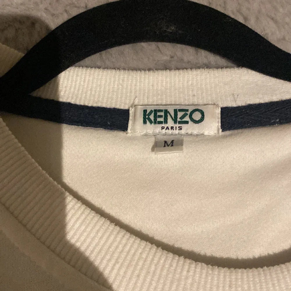 Jag säljer min kenzo tröja i ”barn storlek M”. Skriv privat för intresse eller frågor!💕💕. Hoodies.