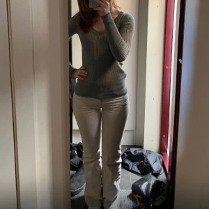 Lågmidjade jeans - Skit snygga lågmidjade jeans med Manchester material, de är lite slitna längst ner då dem var lite för långa för mig som är 162💗