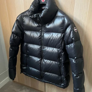 Colmar dunjacka från Nelly - Colmar vinterjacka i storlek small (EU 36) och modell 2248. Köpt på Nelly (kvitto finns) för cirka 2 år sen men väldigt lite använd så i nyskick. 
