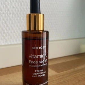 Vitamin C Serum - Säljs då jag inte orkar använda, luktar gott och är bra för huden! Köpt för 150kr och testad 2-3 gngr!