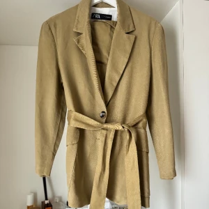 Cargo kostym från Zara  - Supersnygg cargo kostym från Zara i linne. Storlek M i kavaj och S i byxor.  Material i linne så perfekt till alla vårens/sommarens festligheter. Använd en gång så som ny! 