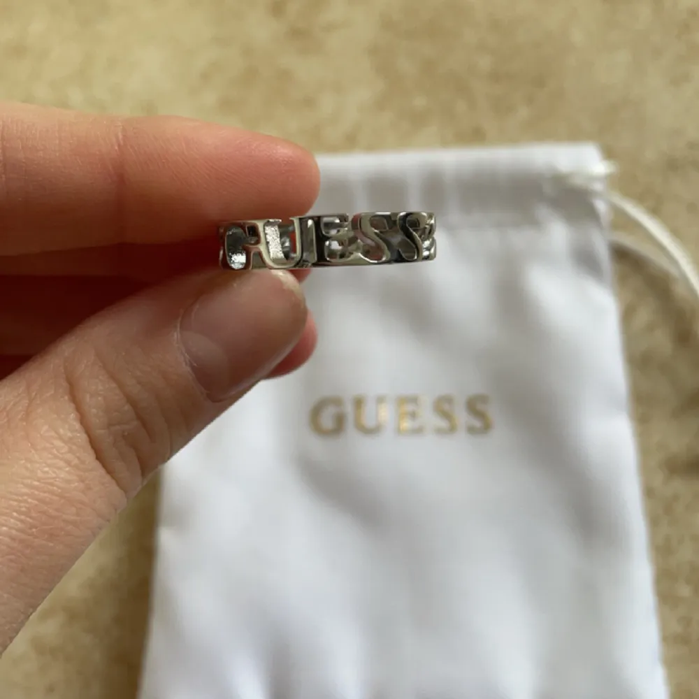 En ring i rostfritt stål från Guess äkta såklart, köpt för 349kr säljer för 150kr, säljer då jag inte använder den, kommer i original påsen.. Accessoarer.