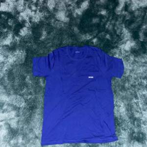 En boss t shirt som är använd i gott skick, har inga skador eller något som inte ska vara på t shirten 