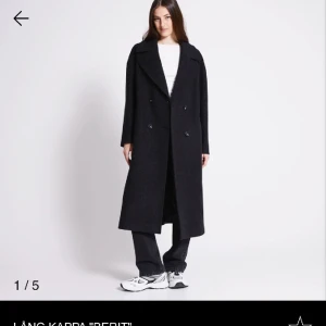 lång kappa - säljer denna långa kappan från lager 157, lapp kvar och oanvänd! strl s och normal i storlek😊