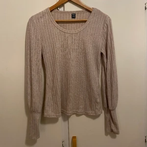 Tröja  - Storlek: M, tveka inte för att fråga någonting!🤞🏼