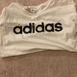 Adidas T-Shirt - Enkel bomullstshirt från märket Adidas. Mycket fint skick och använd fåtalet gånger🌸