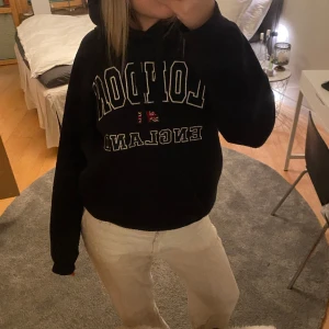 mörkblå hoodie - mörklblå hoodie köpt i london! nästan oanvänd men har ett litet hål vid ärmen 