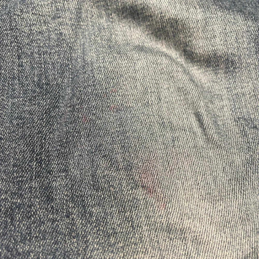 Jag säljer mina lågmidjade ltb jeans då dom är för små. Dom har en lila fläck på vänstra knät. (3e bilden) Men den märks verkligen inte. Skriv för mer info🤗. Jeans & Byxor.