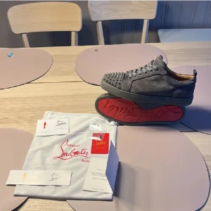 Louboutin  - Jag säljer mina loubs i storlek 44 dom är i bra skick, saknar dock box och kvitto men allt på bilden ingår. Det är bara att höra dig vid ytligare frågor. Tar gärna emot byten🙌🏻 